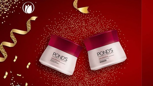 POND’S AGE MIRACLE Day Cream Wrinkle Corrector SPF 18 PA++ adalah salah satu krim anti-aging pilihan terbaik untuk menyamarkan kerutan wajah