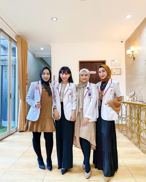 Potret Dokter Reza Gladys/www.instagram.com/rezagladys/ Potret rekan kerja Reza Gladys.