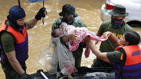 Potret Evakuasi Korban Topan Vamco di Filipina