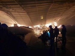 Hampir 10 Jam, Kebakaran Gudang Kapas di Bandung Belum Padam