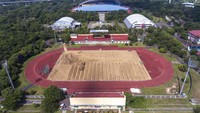 Foto aerial renovasi arena atletik Jakabaring Sport City (JSC) di Palembang, Sumatera Selatan, Kamis (12/11/2020).