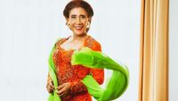 6 Gaya Susi Pudjiastuti Terima Penghargaan Jokowi, Kebayanya Dibuat 24 Jam