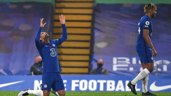 LONDON, ENGLAND - NOVEMBER 07: Thiago Silva of Chelsea celebrates after scoring his teams third goal during the Premier League match between Chelsea and Sheffield United at Stamford Bridge on November 07, 2020 in London, England. Sporting stadiums around the UK remain under strict restrictions due to the Coronavirus Pandemic as Government social distancing laws prohibit fans inside venues resulting in games being played behind closed doors. (Photo by Ben Stansall - Pool/Getty Images)