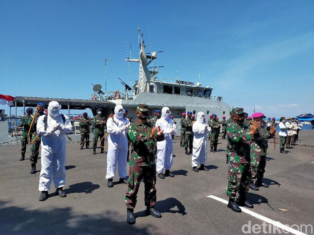 Ikuti Seruan Kemenkes, Tim Medis-TNI di Makassar Tepuk Tangan 56 Detik