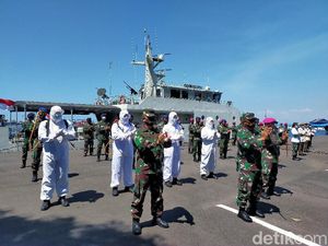 Ikuti Seruan Kemenkes, Tim Medis-TNI di Makassar Tepuk Tangan 56 Detik Ikuti Seruan Kemenkes, Tim Medis-TNI di Makassar Tepuk Tangan 56 Detik