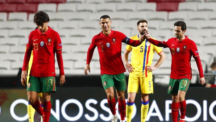Portugals Bernardo Silva, right, and teammate Cristiano Ronaldo celebrate after their fifth goal during the international friendly soccer match between Portugal and Andorra at the Luz stadium in Lisbon, Portugal, Wednesday, Nov. 11, 2020. (AP Photo/Armando Franca)