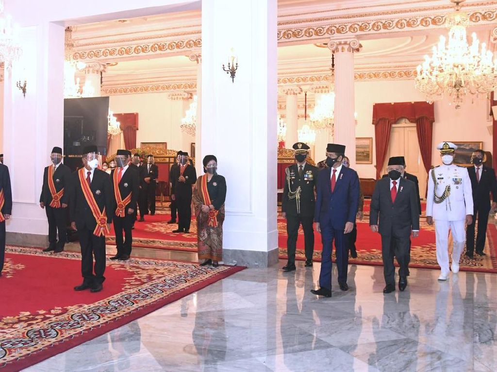 Kok Hakim MK Aktif Dapat Tanda Jasa dari Presiden Jokowi? Kok Hakim MK Aktif Dapat Tanda Jasa dari Presiden Jokowi?