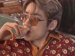 Cara Nyeleneh V BTS Saat Minum Yakult Ini Jadi Sorotan