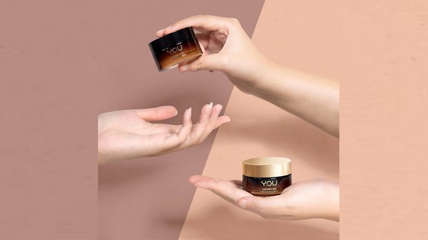 Y.O.U Golden Age Illuminating Day Cream adalah salah satu krim anti aging pilihan terbaik untuk menyamarkan kerutan wajah