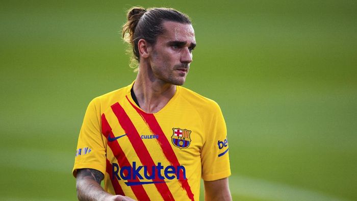 Antoine Griezmann BARCELONA, SPAIN - SEPTEMBER 12: Antoine Griezmann of FC Barcelona looks on during the during the pre-season friendly match between FC Barcelona and Gimnastic de Tarragona at Estadi Johan Cruyff on September 12, 2020 in Barcelona, Spain. (Photo by David Ramos/Getty Images)