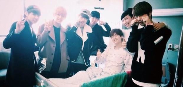 BTS mengunjungi Suga setelah dia menderita usus buntu yang pecah pada tahun 2014. BTS mengunjungi Suga setelah dia menderita usus buntu yang pecah pada tahun 2014.