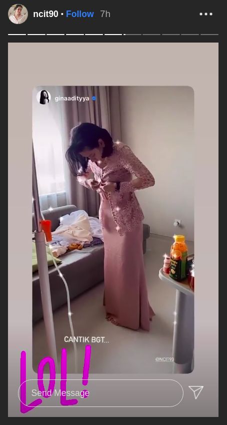Citra Anidya saat mencoba kebaya