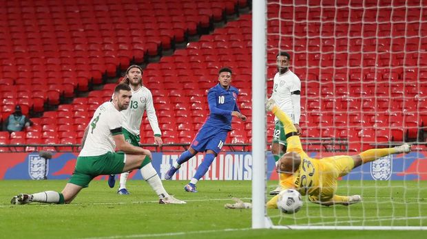 LONDON, ENGLAND - NOVEMBER 12: Jadon Sancho of England scores his sides second goal during the international friendly match between England and the Republic of Ireland at Wembley Stadium on November 12, 2020 in London, England. Sporting stadiums around the UK remain under strict restrictions due to the Coronavirus Pandemic as Government social distancing laws prohibit fans inside venues resulting in games being played behind closed doors. (Photo by Carl Recine -