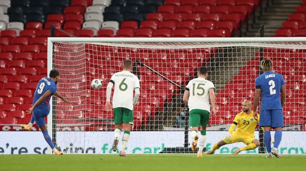 LONDON, ENGLAND - NOVEMBER 12: Dominic Calvert-Lewin of England scores his sides third goal from the penalty spot during the international friendly match between England and the Republic of Ireland at Wembley Stadium on November 12, 2020 in London, England. Sporting stadiums around the UK remain under strict restrictions due to the Coronavirus Pandemic as Government social distancing laws prohibit fans inside venues resulting in games being played behind closed doors. (Photo by Nick Potts -
