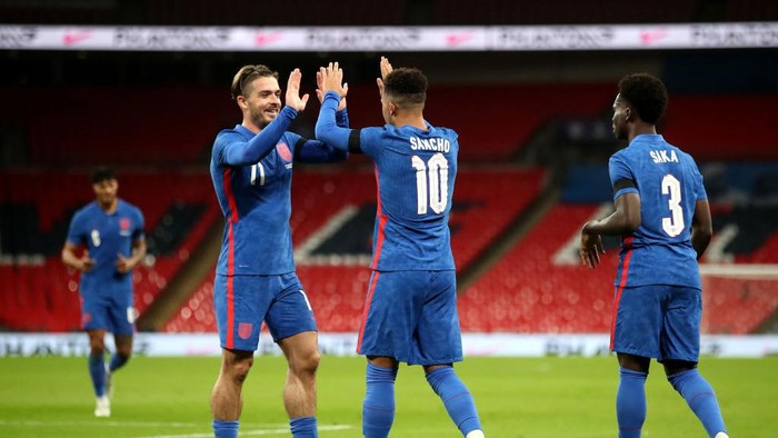 LONDON, ENGLAND - NOVEMBER 12: Jadon Sancho of England  celebrates after scoring his teams second goal with Jack Grealish of England and Bukayo Saka of England  during the international friendly match between England and the Republic of Ireland at Wembley Stadium on November 12, 2020 in London, England. Sporting stadiums around the UK remain under strict restrictions due to the Coronavirus Pandemic as Government social distancing laws prohibit fans inside venues resulting in games being played behind closed doors. (Photo by Nick Potts -
