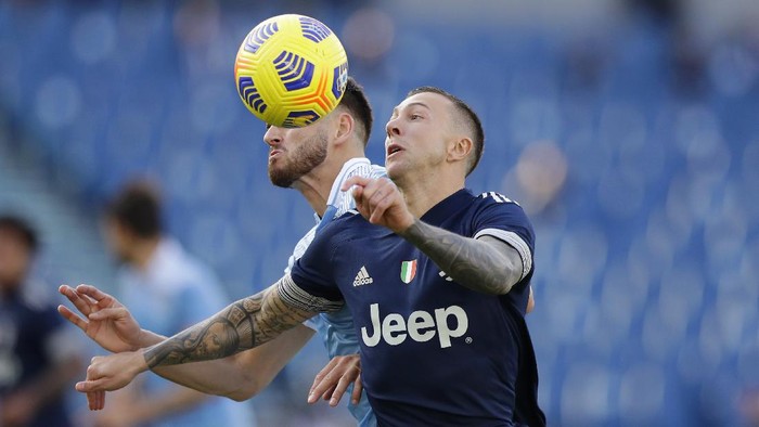 Juventus Federico Bernardeschi, right, challenges for the ball with Lazios Wesley Hoedt during the Serie A soccer match between Lazio and Juventus at the Olympic stadium in Rome, Sunday, Nov. 8, 2020. (AP Photo/Andrew Medichini)