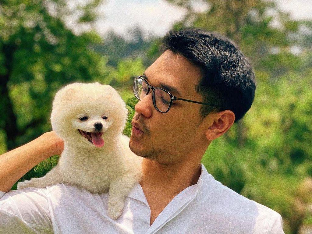 Foto-foto Afgan Gendong Anjing yang Bikin Ramai Netizen Foto-foto Afgan Gendong Anjing yang Bikin Ramai Netizen
