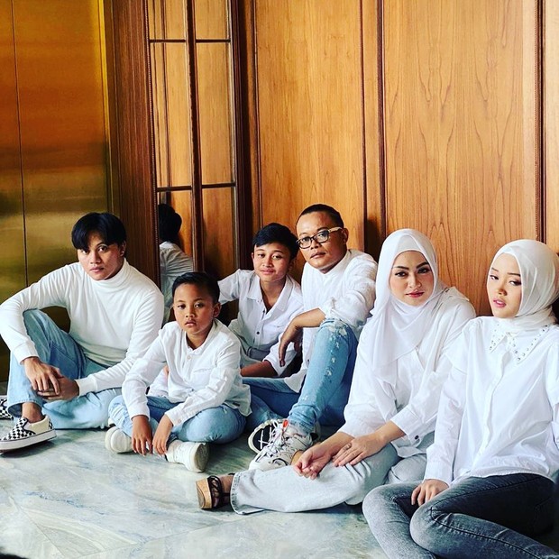 Foto: Instagram/ferdinan_sule Sekeluarga pakai outfit kembaran