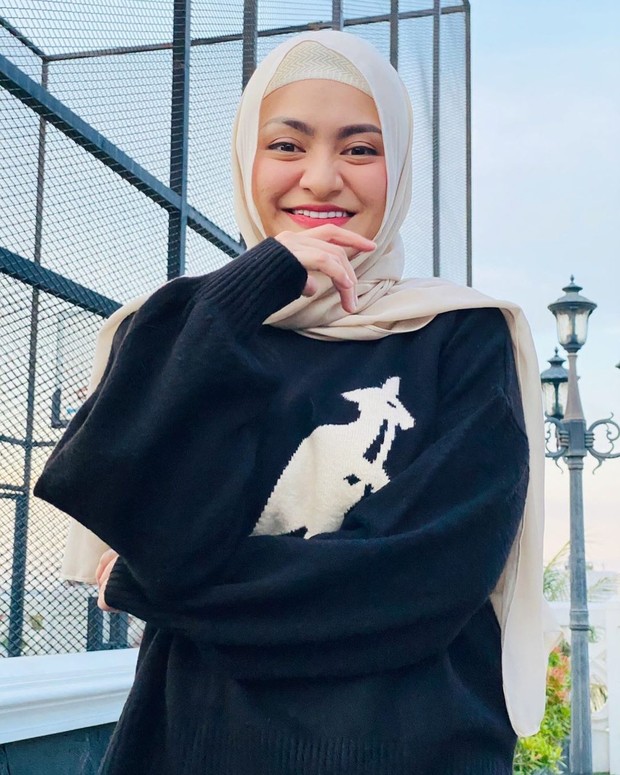 Foto: Instagram/nathalieholscher Gaya santai Nathalie menggunakan sweater dan pashmina