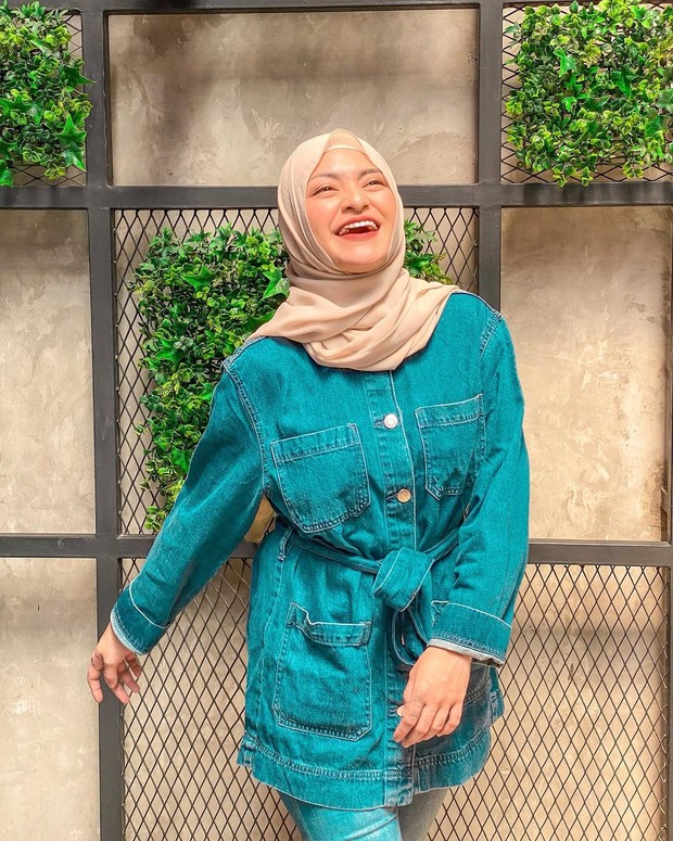 Foto: Instagram/nathalieholscher Outfit boyish namun tetap feminim