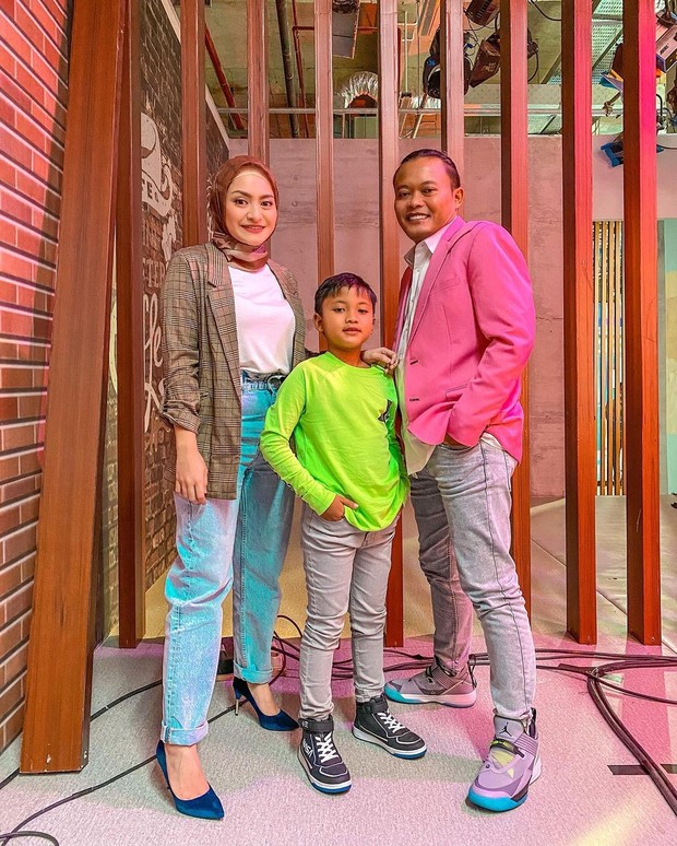 Foto: Instagram/nathalieholscher Nathalie bersama Sule dan Ferdy tampil semi formal