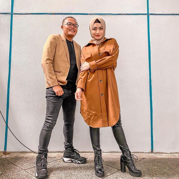 Foto: Instagram/nathalieholscher Nathalie dan Sule kompak kenakan outfit nuansa earth tone