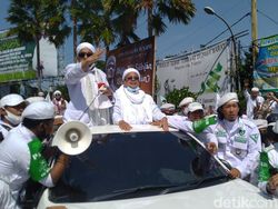Habib Rizieq Sendirian Tersandung di Kasus Kerumunan Megamendung
