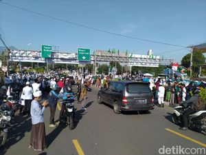 Habib Rizieq Akan Ceramah di Megamendung, Santri Berkumpul di Simpang Gadog