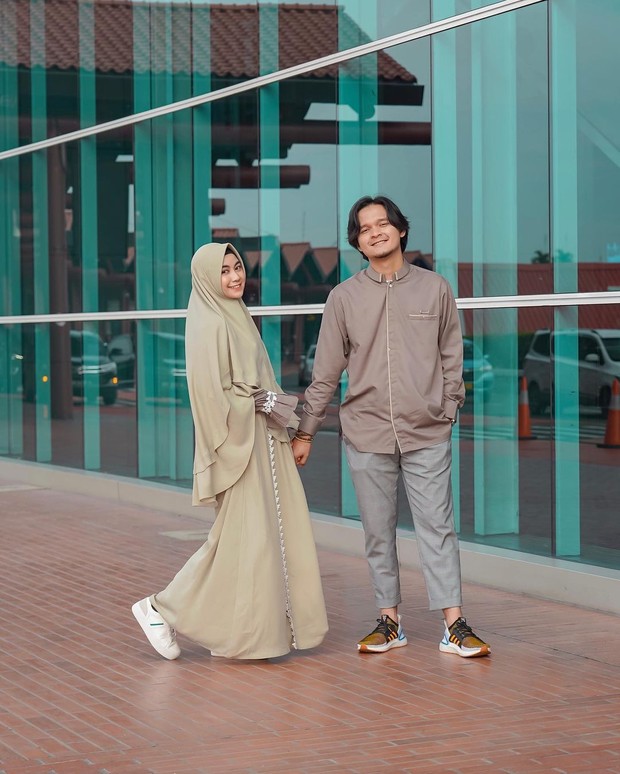 Inspirasi Outfit Couple Anisa Rahma dan Anandito/sumber: www.instagram.com/anisarahma_12/ Potret busana couple syar'i ala Anisa dan Anandito.