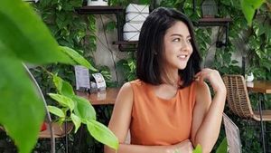 Intip Momen Jenita Janet Saat Minum Kopi dan Nongkrong di Kafe