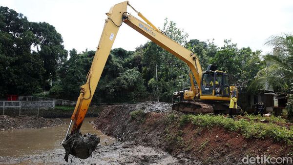 Kali Kerukut Dikeruk untuk Antisipasi Banjir