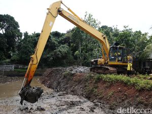 Kali Kerukut Dikeruk untuk Antisipasi Banjir Kali Kerukut Dikeruk untuk Antisipasi Banjir