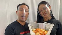 Romantisnya Kalina Ocktarani Saat Masak Rawon untuk Vicky Prasetyo
