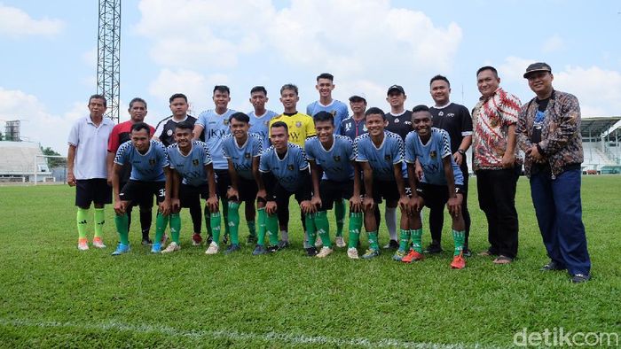 Karawang United Karawang United sedang berlatih di Stadion Singaperbangsa.
