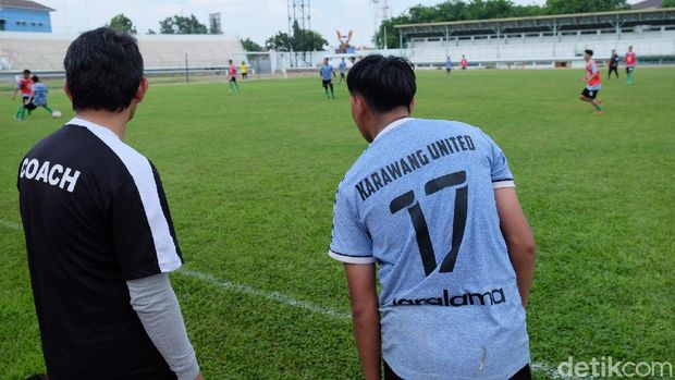 Karawang United sedang berlatih di Stadion Singaperbangsa.