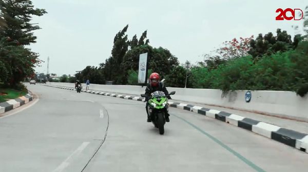 Kesan Berkendara Kawasaki Ninja ZX-25R untuk Harian