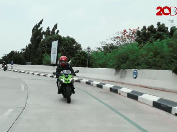 Kesan Berkendara Kawasaki Ninja ZX-25R untuk Harian
