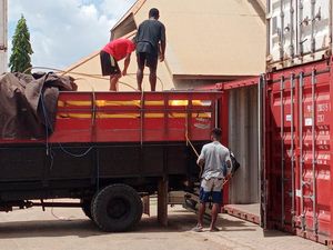 Perdana, 16 Kontainer Beras Diangkut via Tol Laut dari Merauke ke Surabaya
