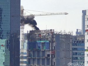 Gedung Sedang Dibangun di Jaksel Terbakar