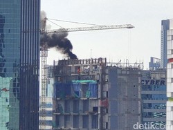 Gedung Sedang Dibangun di Jaksel Terbakar
