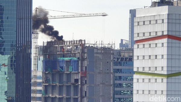 Kepulan Asap Membumbung dari Atap Gedung di Tendean