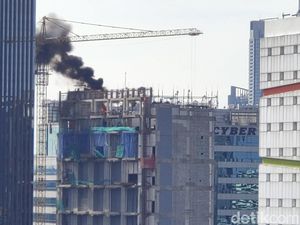 Kepulan Asap Membumbung dari Atap Gedung di Tendean Kepulan Asap Membumbung dari Atap Gedung di Tendean