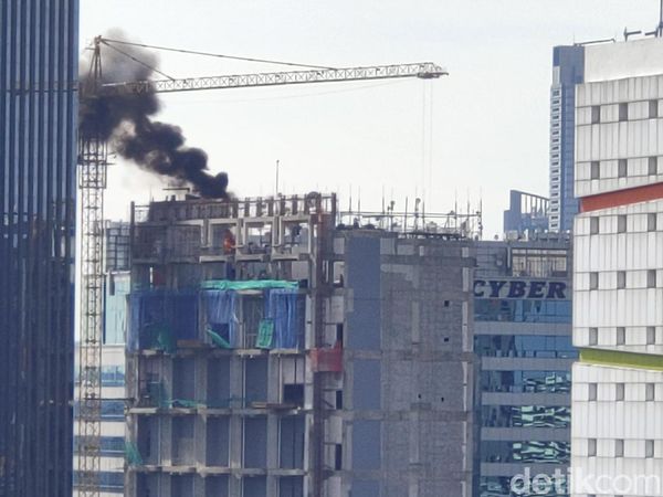 Kepulan Asap Membumbung dari Atap Gedung di Tendean