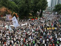 Sorotan pada Kerumunan di Acara Habib Rizieq