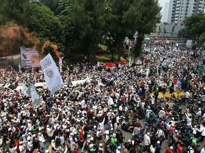 Sorotan pada Kerumunan di Acara Habib Rizieq Sorotan pada Kerumunan di Acara Habib Rizieq