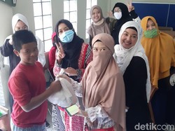 Jumat Berkah, Komunitas Muslimah Cimahi Bagi-bagi Makanan dan Sembako