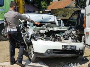 Kondisi Mobil Rombongan F-PDIP Malang yang Kecelakaan di Tol Ngawi-Solo Kondisi Mobil Rombongan F-PDIP Malang yang Kecelakaan di Tol Ngawi-Solo