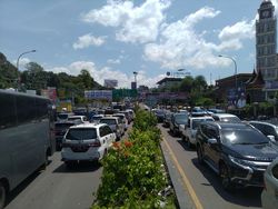 Lalin Arah Puncak Sempat Dialihkan karena Santri Sambut HRS, Kini Normal Lagi