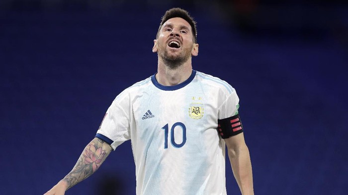 BUENOS AIRES, ARGENTINA - NOVEMBER 12: Lionel Messi of Argentina reacts after having his goal disallowed by VAR during a match between Argentina and Paraguay as part of South American Qualifiers for Qatar 2022 at Estadio Alberto J. Armando on November 12, 2020 in Buenos Aires, Argentina. (Photo by Juan I. Roncoroni-Pool/Getty Images)