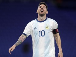 Lionel Messi Intip VAR, Kok Enggak Kartu Kuning seperti Suarez?